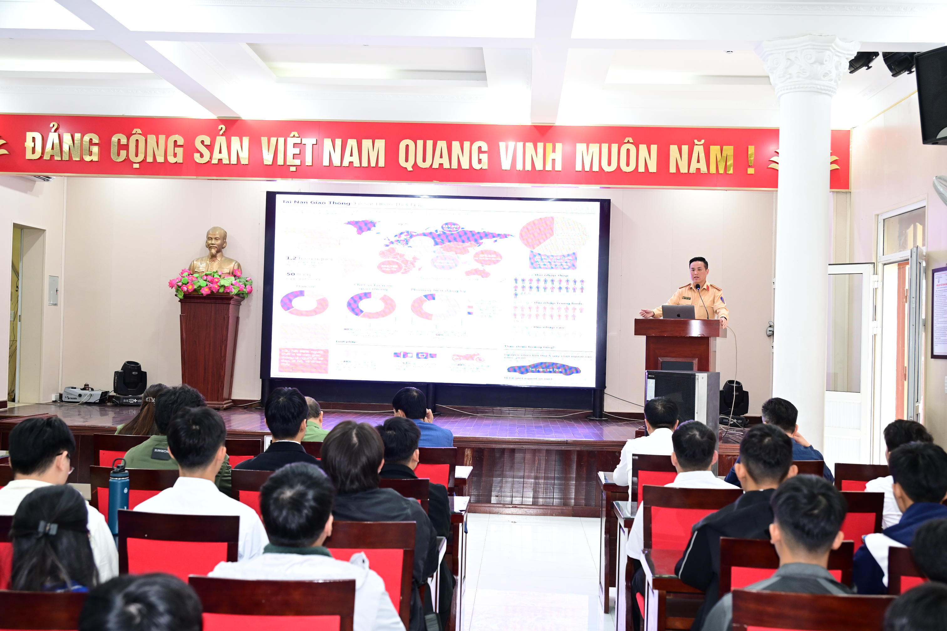 Trường Cao đẳng Hàng hải và Đường thủy I tổ chức tuyên truyền pháp luật với chủ đề “An toàn giao thông - An ninh mạng, Phòng chống bắt cóc trực tuyến”